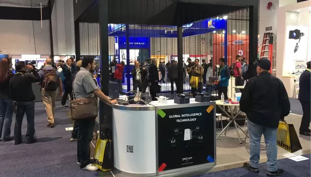 Претставување на штандот на Hong Kong Global Intelligence Technology Group Limited: Технолошките иновации го водат иднината, ZAi Smart Drones ја зајакнува индустријата.
